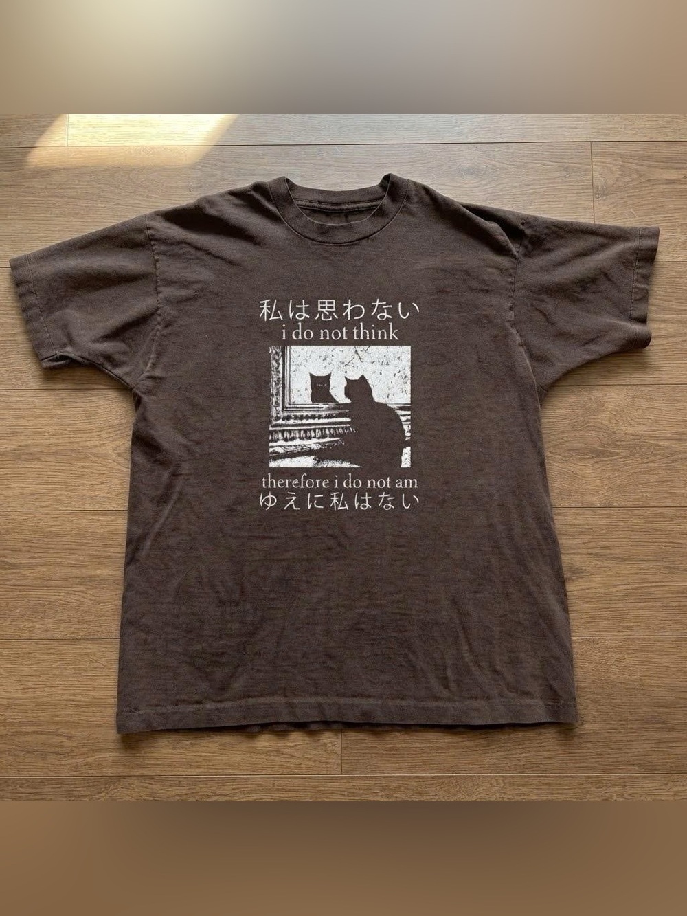 Vintage Brown Cat Graphic Tee with Bilingual Text